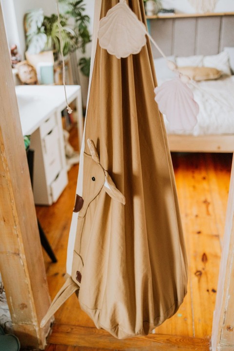 fotel wiszący huśtawka beżowy żyrafa