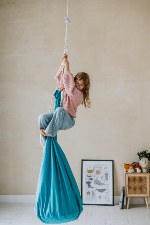 huśtawka kokon do pokoju dziecka niebieska