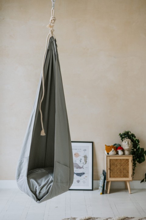 kokon huśtawka sensoryczna jasny szary relaks dla dzieci