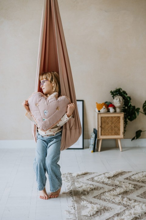 huśtawka wisząca różowa do pokoju dziecka
